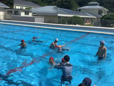 水泳の授業を手伝う中学生