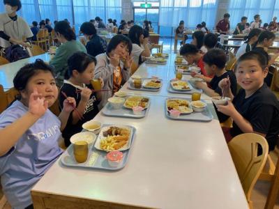 岩城少年自然の家で夕食をいただく5年生。