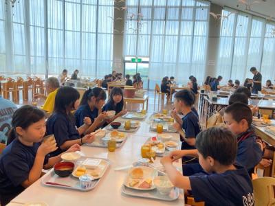 朝食を食べる5年生