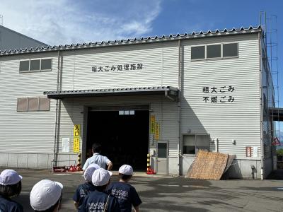 粗大ゴミ処理施設に入っていく児童