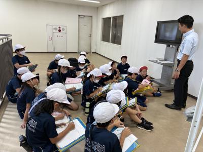 ゴミ処理場について説明を受ける児童