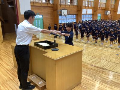 賞状を受け取る5年生