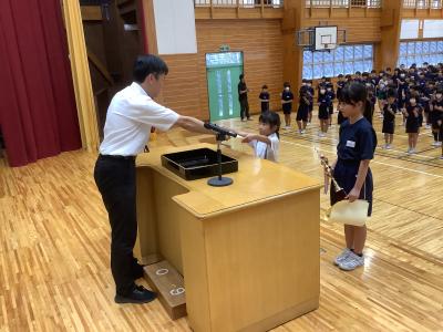 賞状を受け取る1年生