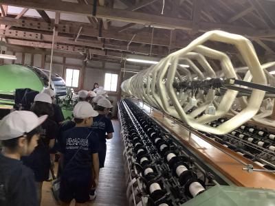 工場機械を見学する児童