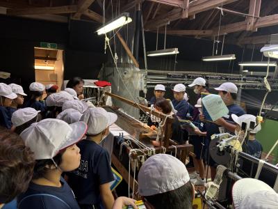 機械を間近で見学する児童