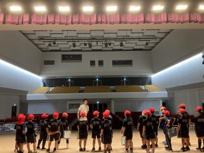 大ホールのステージを見学する児童