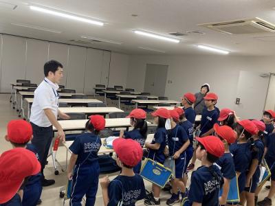 会議室を見学する児童