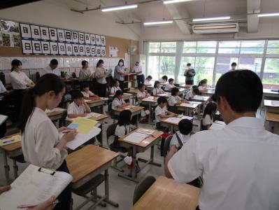 算数の授業を見学する先生