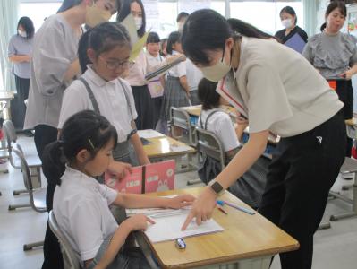 児童に指導をする授業担当のせんせい