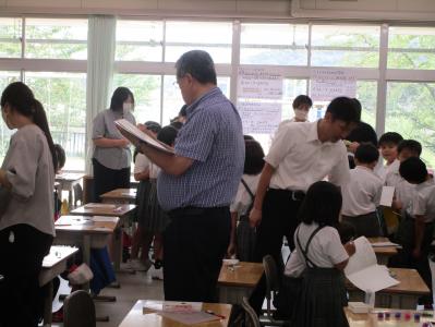 授業を見学する先生たち