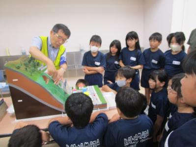 土砂災害の模型図をみて学ぶ児童