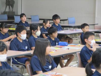 講師の方の説明を聞く児童