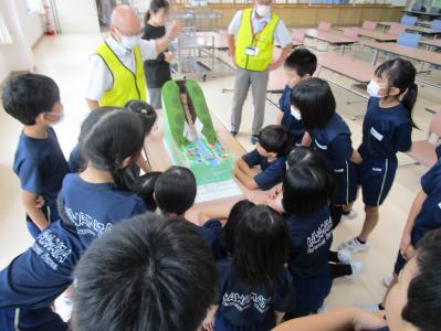 土砂崩れの模型を見学する児童