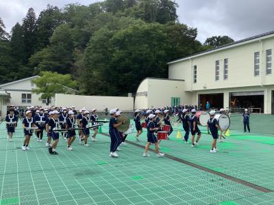 中庭を更新練習する鼓笛隊