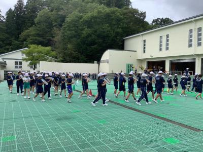 演奏しながら中庭を行進する鼓笛隊
