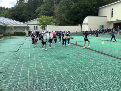 ドラムメジャーを先頭に行進する鼓笛隊