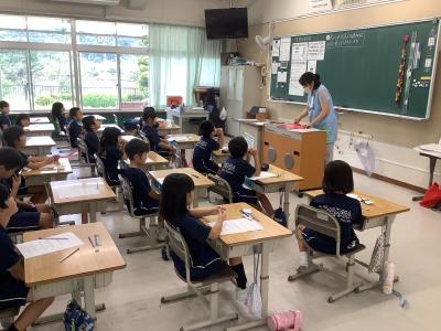 栄養教諭の話を聞く２年生