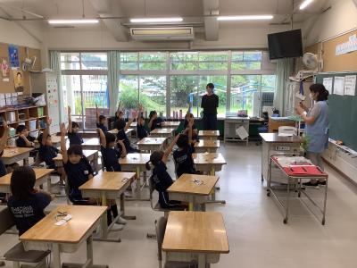 栄養教諭に質問されて挙手する２年生