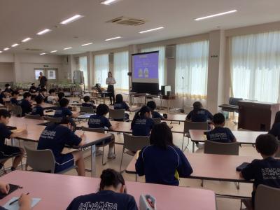 野口英世記念館の方の説明を聞く６年生