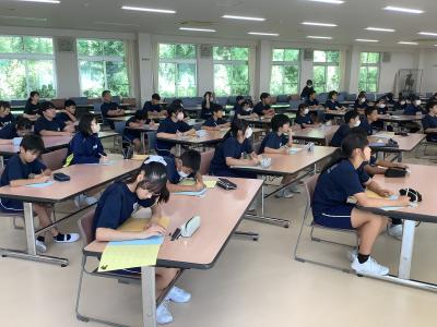 話を聞きながらメモを取る６年生