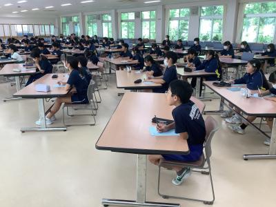 話を聞きながらメモを取る６年生