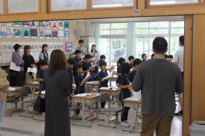 音読をする2年生