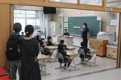 黒板の前で発表する1年生