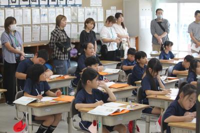 先生の話を聞く3年生