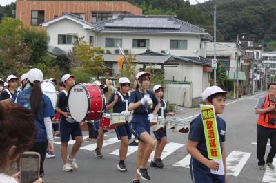行進するドラムメジャー