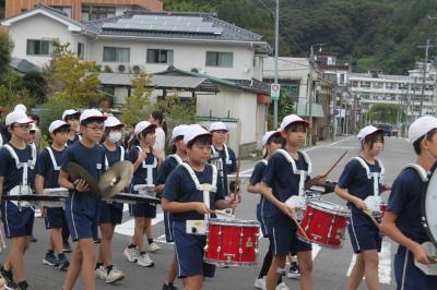 行進する小太鼓