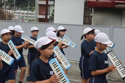 行進するピアニカ