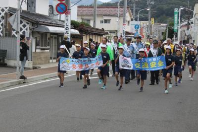 先頭を行進する横断幕の児童