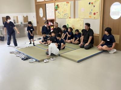 畳の上で記念撮影する特別支援学級委の児童