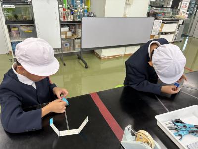 集中して工作をする2年生