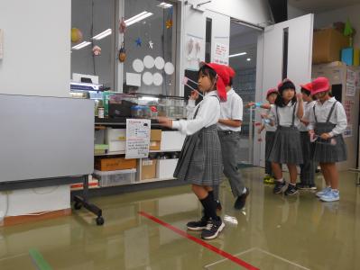 ストロー飛行機を飛ばす2年生