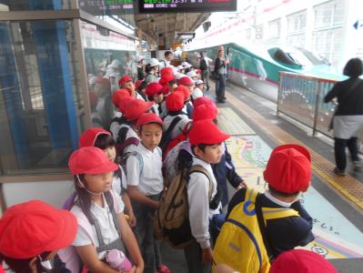 新幹線をホームから見学する2年生