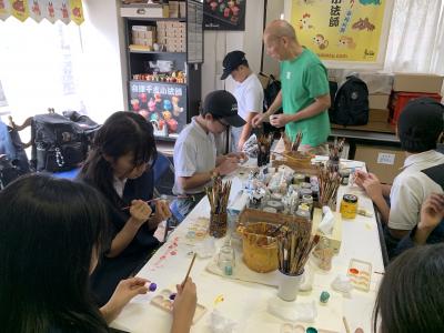 色塗り体験をする6年生