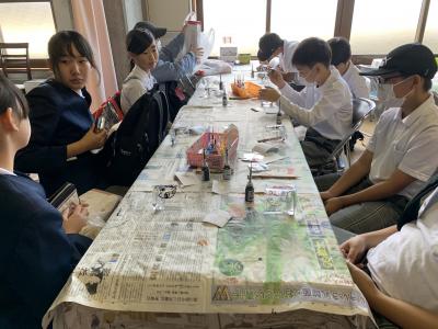 赤べこに色を塗る6年生