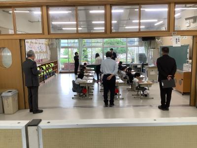 １年２組の教室を見学する様子