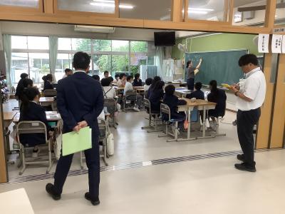 ６年１組を見学する様子