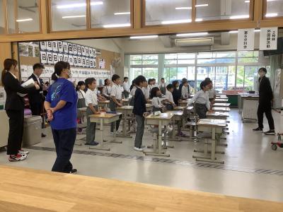 ４年１組を見学する様子