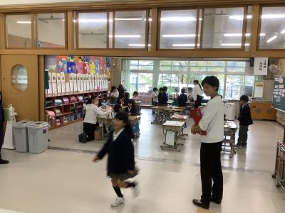 ２年２組を見学する様子