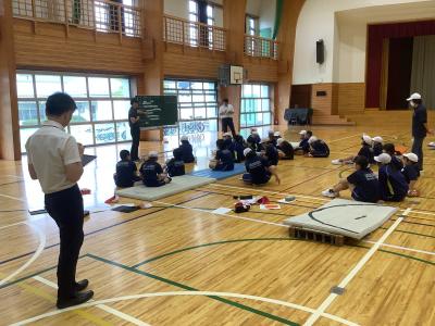 ５年２組を見学する様子