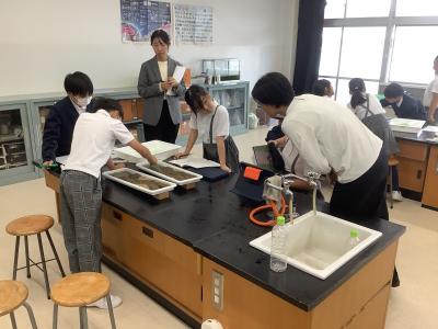 ５年１組を見学する様子