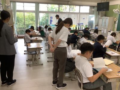 ４年１組を見学する様子