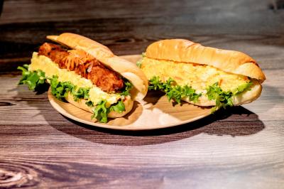 左シャモ親子バインミー、右たまごバインミー