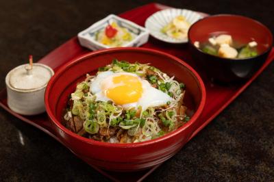 月見シャモ皮うまトロ丼