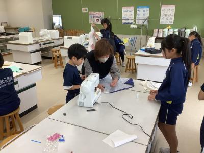 ミシンボランティアにミシンの使い方を教わる5年生