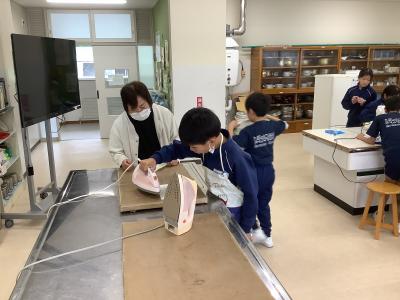 アイロンの使い方を教わる5年生