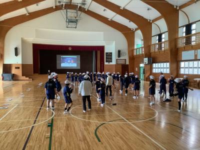 お手本をみてダンスの練習をする3年生